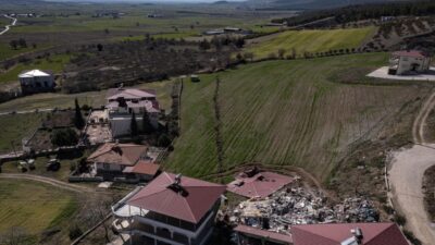 Kahramanmaraş’ta depremde oluşan yarık mahalleyi ikiye böldü