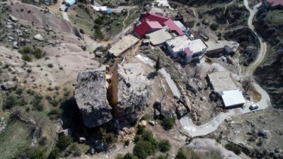 Dağ koptu eve düştü! İlerlerse köyü yıkacak
