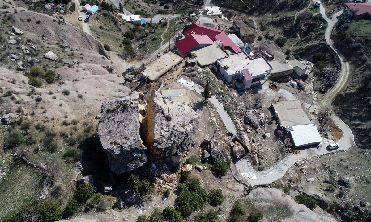 Dağ koptu eve düştü! İlerlerse köyü yıkacak