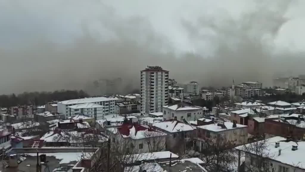 İkinci depremin ardından oluşan toz bulutu kamerada