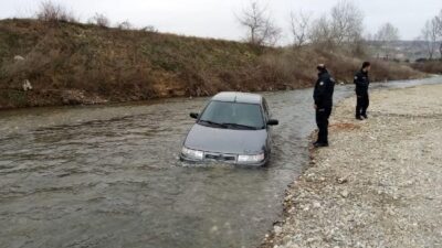 Bursa’da dereye düşen otomobilini çıkaramayınca bırakıp gitti