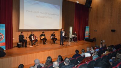 Orhangazi Gençlik ve Kültür Merkezi'nde düzenlenen konserde sahne alan Türk