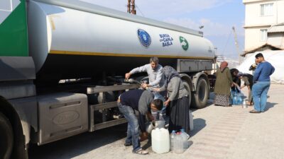 Büyükşehir’in su tankerleri depremzedeler için sahada