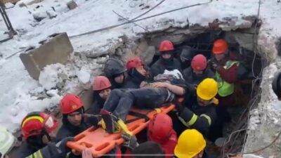 5 katlı binanın enkazından sağ kurtarıldı