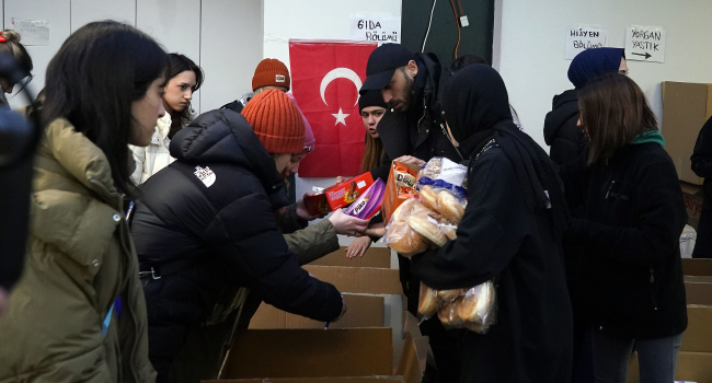 Cenk Tosun’dan yardım çalışmalarına destek Cenk Tosun’dan yardım çalışmalarına destek