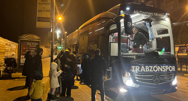 Depremzedeler Trabzonspor otobüsüyle Trabzon’a getirildi Depremzedeler Trabzonspor otobüsüyle Trabzon’a getirildi
