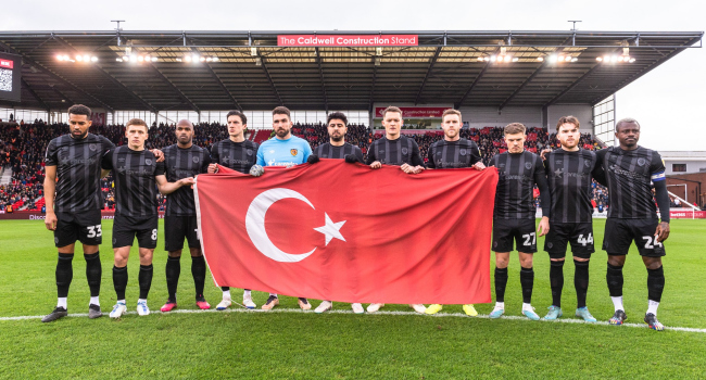 Hull City sahaya Türk bayrağıyla çıktı Hull City sahaya Türk bayrağıyla çıktı