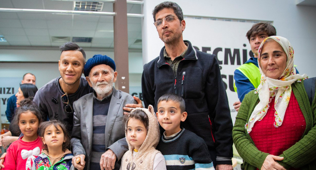 Josef de Souza’dan depremzedelere moral ziyareti Josef de Souza’dan depremzedelere moral ziyareti