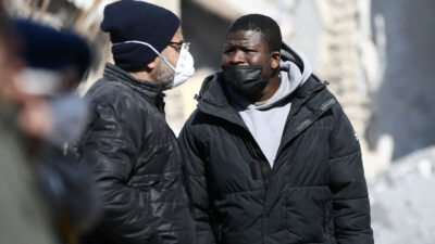 Christian Atsu’nun yakınları enkazın başında umutla bekliyor