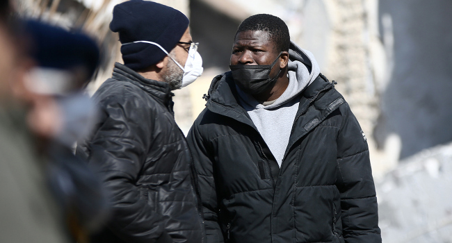 Christian Atsu’nun yakınları enkazın başında umutla bekliyor Christian Atsu’nun yakınları enkazın başında umutla bekliyor