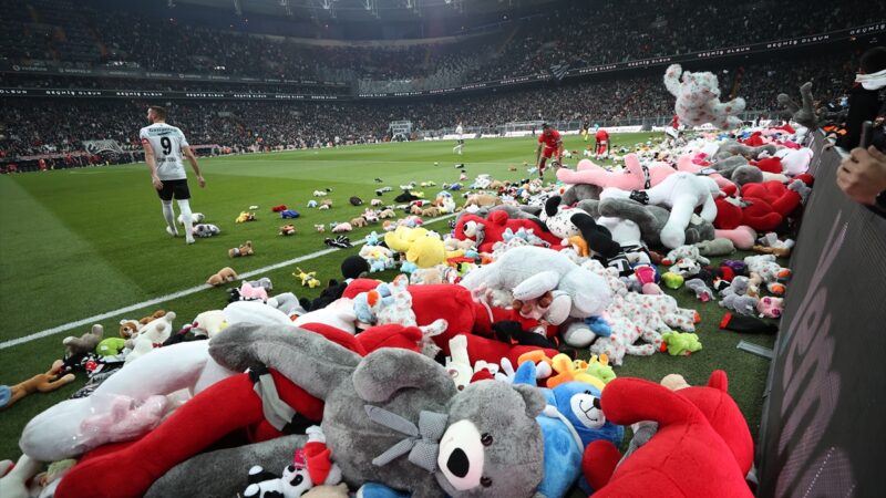 Duygulandıran dakikalar! İstanbul’da binlerce oyuncak sahaya atıldı Beşiktaş Kulübünün Kahramanmaraş merkezli depremler nedeniyle başlattığı "Bu oyuncak sana