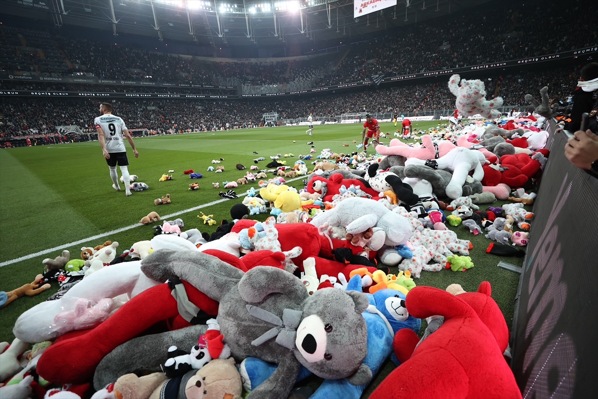 Duygulandıran dakikalar! İstanbul’da binlerce oyuncak sahaya atıldı Duygulandıran dakikalar! İstanbul’da binlerce oyuncak sahaya atıldı