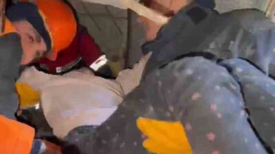 Enkaz altındaki Elif ile itfaiye çavuşunun duygu dolu konuşması: Ne zaman bitecek?