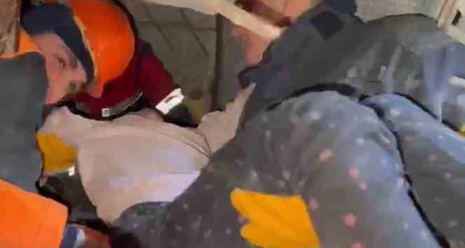Enkaz altındaki Elif ile itfaiye çavuşunun duygu dolu konuşması: Ne zaman bitecek?