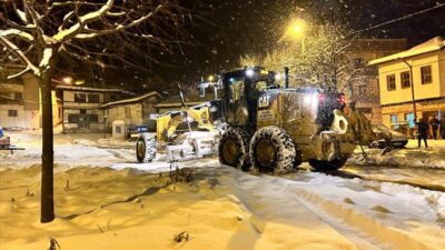 İnegöl’de karla mücadele çalışmaları sürüyor