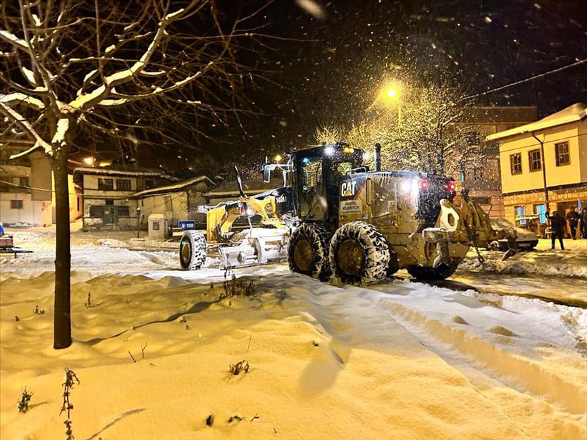 İnegöl’de karla mücadele çalışmaları sürüyor