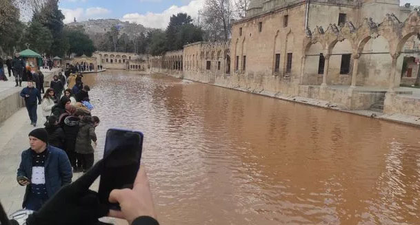Deprem sonrası Balıklıgöl’den çarpıcı görüntü! Vatandaşlar şaşkınlığını gizleyemedi