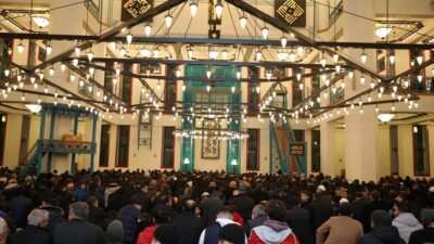 İnegöl’de Miraç Kandili’nde eller depremzedeler için semaya açıldı