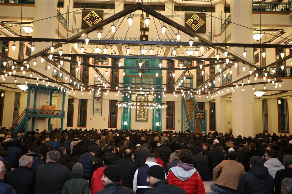 İnegöl’de Miraç Kandili’nde eller depremzedeler için semaya açıldı