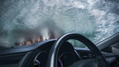 Arabaların buzlu camını en hızlı temizleyen yöntem…