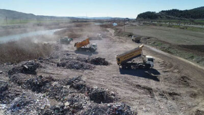 Deprem enkazı şehir dışına çıkarılıyor; jandarma başında nöbette