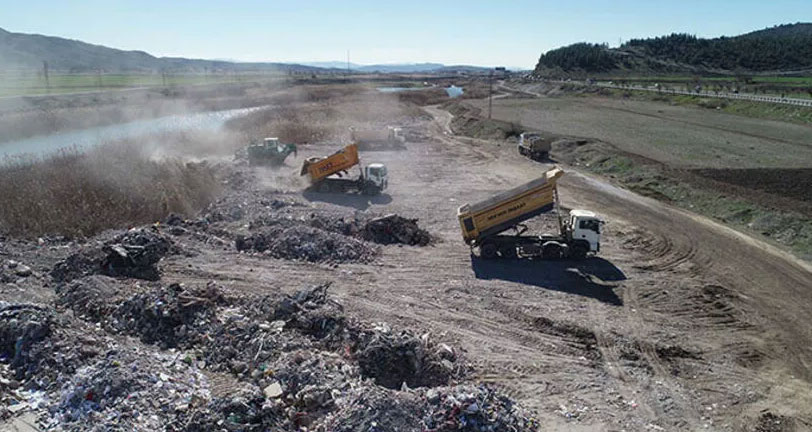Deprem enkazı şehir dışına çıkarılıyor; jandarma başında nöbette