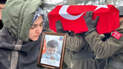 Enkazdan yaralı kurtuldu, eşi ve oğlunun cenazesine katıldı