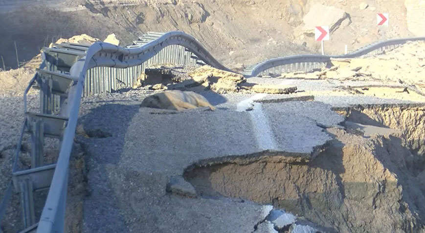 Depremin otoyollardaki tahribatı! hem yarıldı, hem çöktü