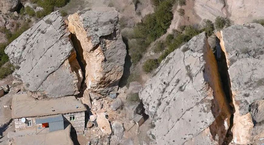 Ölümden kıl payı! Köyün üzerine depremle birlikte dev kayalar yağdı
