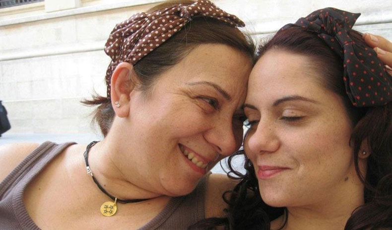 Usta oyuncu enkaz altında kalan kızı ve eski eşi için yardım istedi