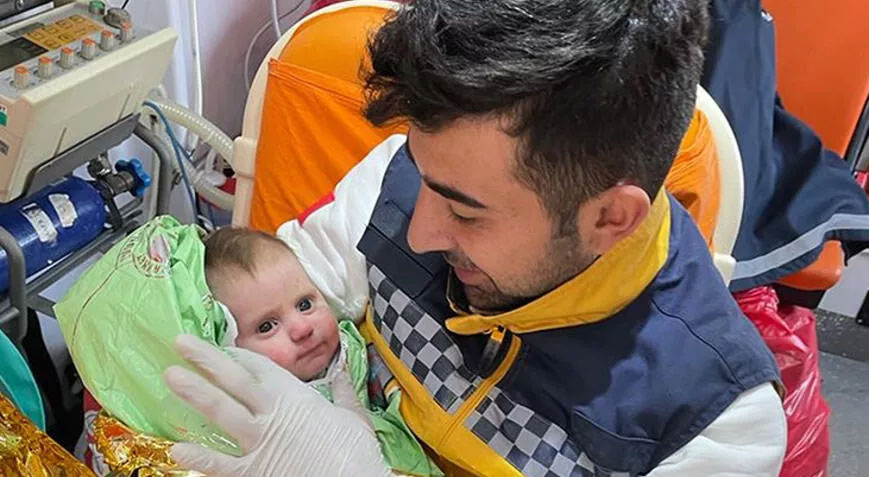 Binlerce canı kurtaran 112 ekipleri anlatıyor: Enkazdan çıkan bebek parmağımı emdi