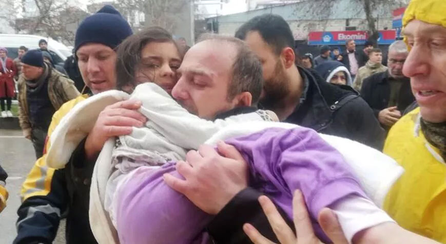 5 yaşındaki kız çocuğu, depremden 7 saat sonra canlı olarak kurtarıldı 5 yaşındaki kız çocuğu, depremden 7 saat sonra canlı olarak kurtarıldı