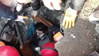 Antakya Devlet Hastanesi enkazından bir kişi kurtarıldı