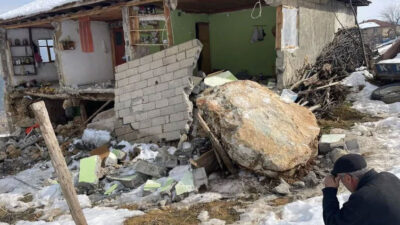 Depremde dağdan kopan kayalar evlerin üzerine düştü