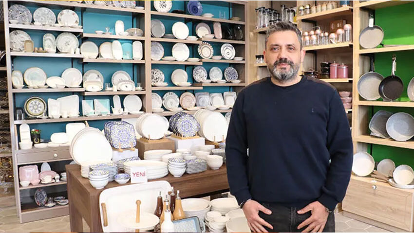 Depremde tabakların dahi kırılmadığı züccaciye sahibi: Ben de sizin gibi şaşkınım Depremde tabakların dahi kırılmadığı züccaciye sahibi: Ben de sizin gibi şaşkınım