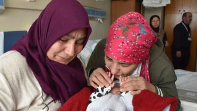 Enkazdan kurtarılan anne ve bebeği 21 gün sonra kavuştu