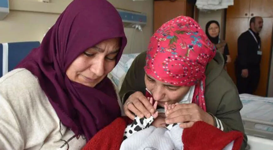 Enkazdan kurtarılan anne ve bebeği 21 gün sonra kavuştu