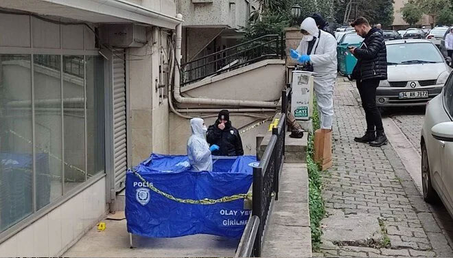 Yeni doğan bebeğini 4’üncü katın penceresinden attı