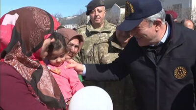 Bakan Akar, konteyner kentteki Kore gazisinin isteğini yerine getirdi