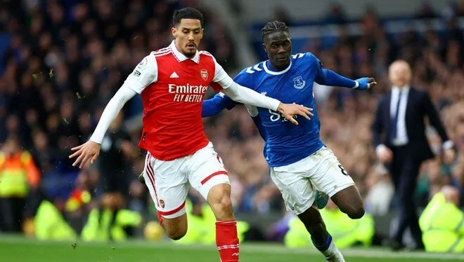 Liverpool ve Everton’ın derbi formaları depremzedeler için satılacak