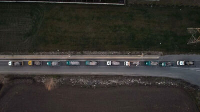 Kahramanmaraş’ta enkazı taşıyan hafriyat kamyonları metrelerce kuyruk oluşturdu