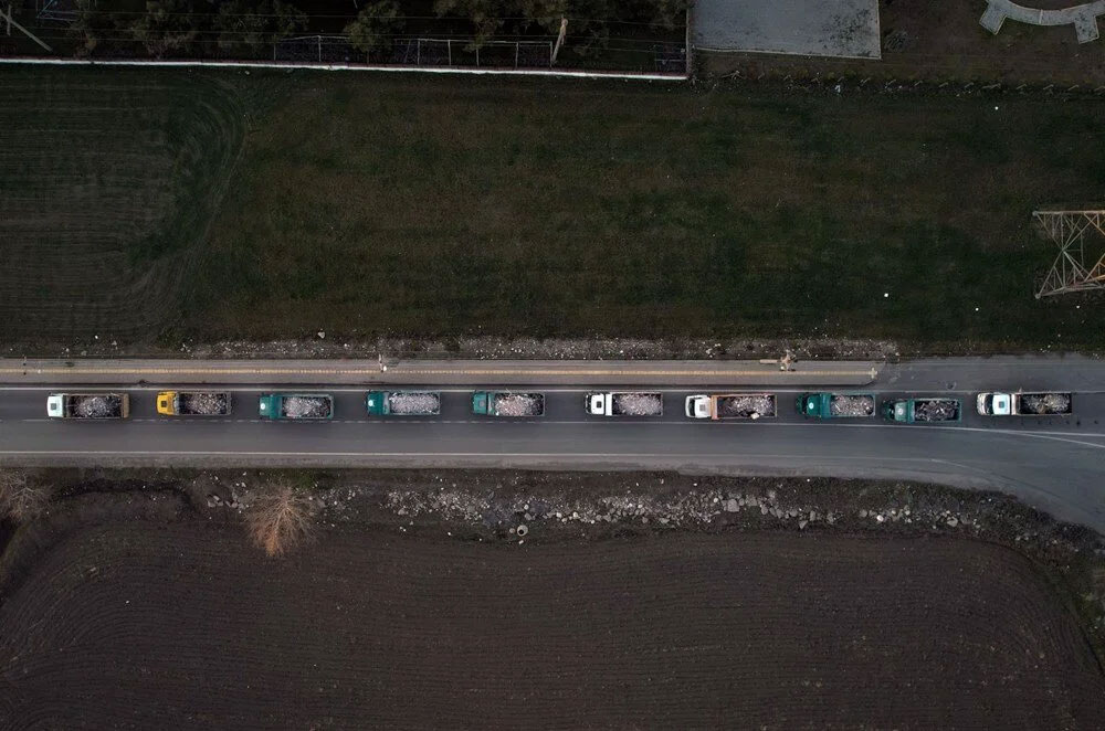 Kahramanmaraş’ta enkazı taşıyan hafriyat kamyonları metrelerce kuyruk oluşturdu Kahramanmaraş’ta enkazı taşıyan hafriyat kamyonları metrelerce kuyruk oluşturdu