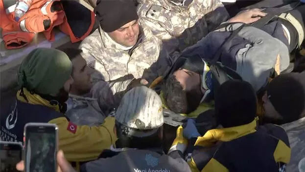 Adıyaman’da Mehmetçik 198’inci saatte bir kişiyi sağ olarak kurtardı