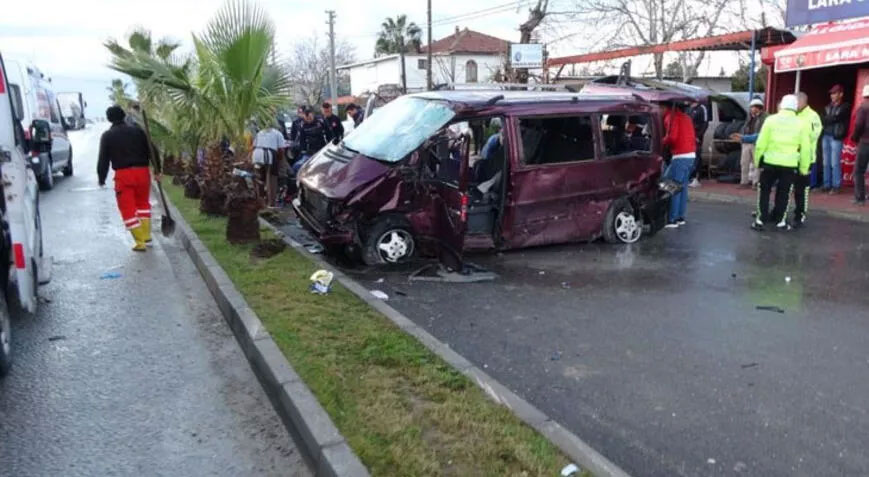 Depremzedelere yardıma giden itfaiye aracı kaza yaptı: 1 ölü, 3 yaralı Depremzedelere yardıma giden itfaiye aracı kaza yaptı: 1 ölü, 3 yaralı