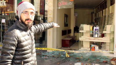 Depremde dükkanın camı ve kapısı kırıldı! Raflardakiler aynı şekilde duruyor