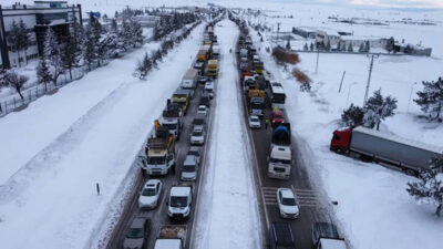 Deprem bölgesine giden araçlar kar nedeniyle 10 kilometrelik kuyruk oluşturdu
