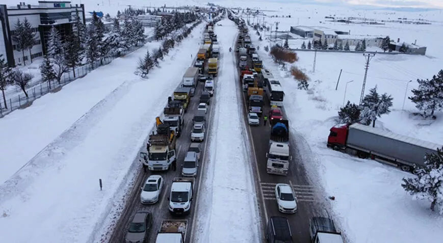 Deprem bölgesine giden araçlar kar nedeniyle 10 kilometrelik kuyruk oluşturdu Deprem bölgesine giden araçlar kar nedeniyle 10 kilometrelik kuyruk oluşturdu
