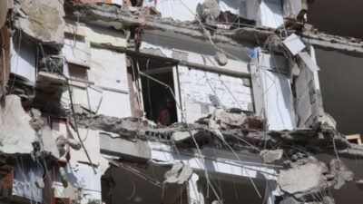 Artçı depremde mahsur kalan 4 kişi kurtarıldı