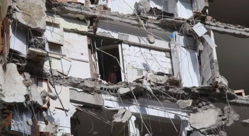 Artçı depremde mahsur kalan 4 kişi kurtarıldı