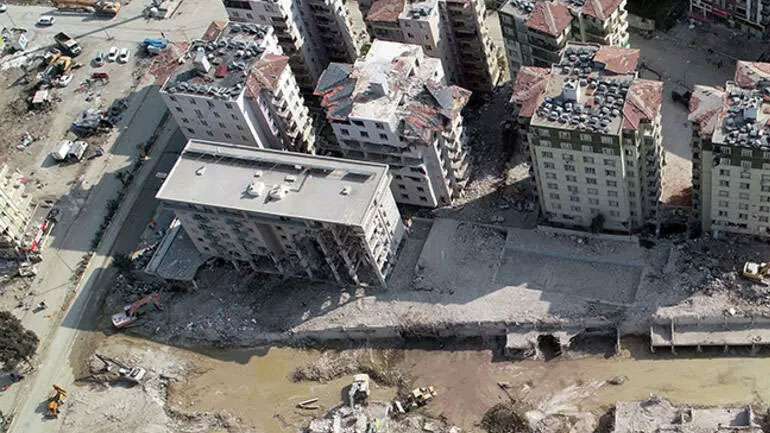 Yüzlerce kişinin can verdiği Rönesans Rezidans’ın enkazı kaldırıldı